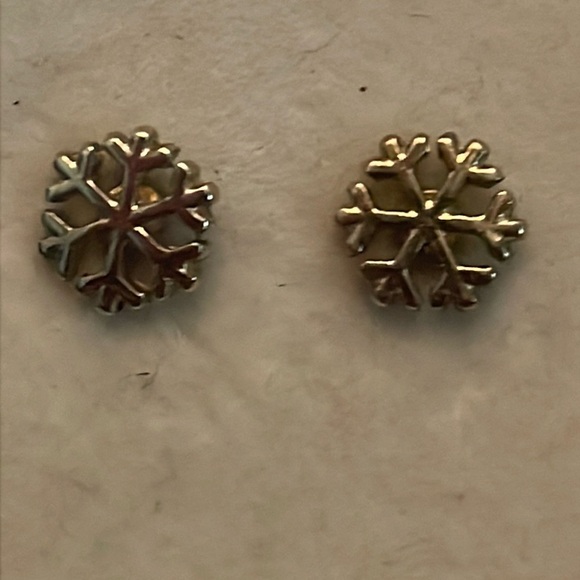 0.5” mixed metal gold & silver tone snowflake shaped stud earrings - Picture 1 of 11